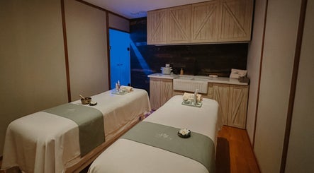 Sala de masaje doble en Playa Harmony Spa, Playa Del Carmen, Quintana Roo, MX, que ofrece calma y relajación.