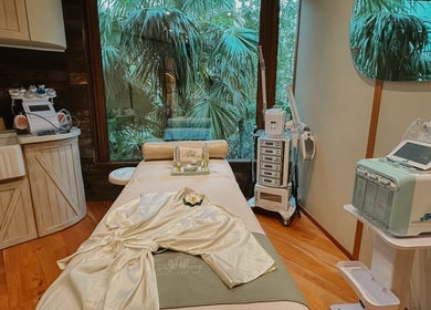 Sala de tratamiento en Playa Harmony Spa, Playa Del Carmen, Quintana Roo, MX, con vista al jardín tropical.