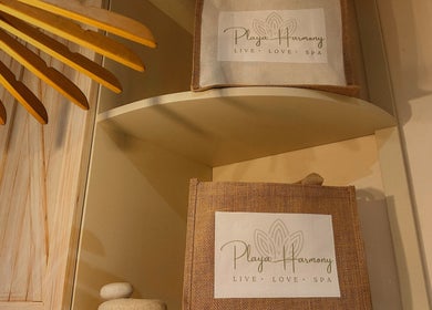 Bolsas de yute de Playa Harmony Spa en Playa Del Carmen, Quintana Roo, MX, irradiando calma y bienvenida.