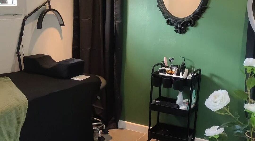 Espace détente à Beauty By Poppy, Perpignan, Occitanie, FR avec lit de soins et miroir élégant.