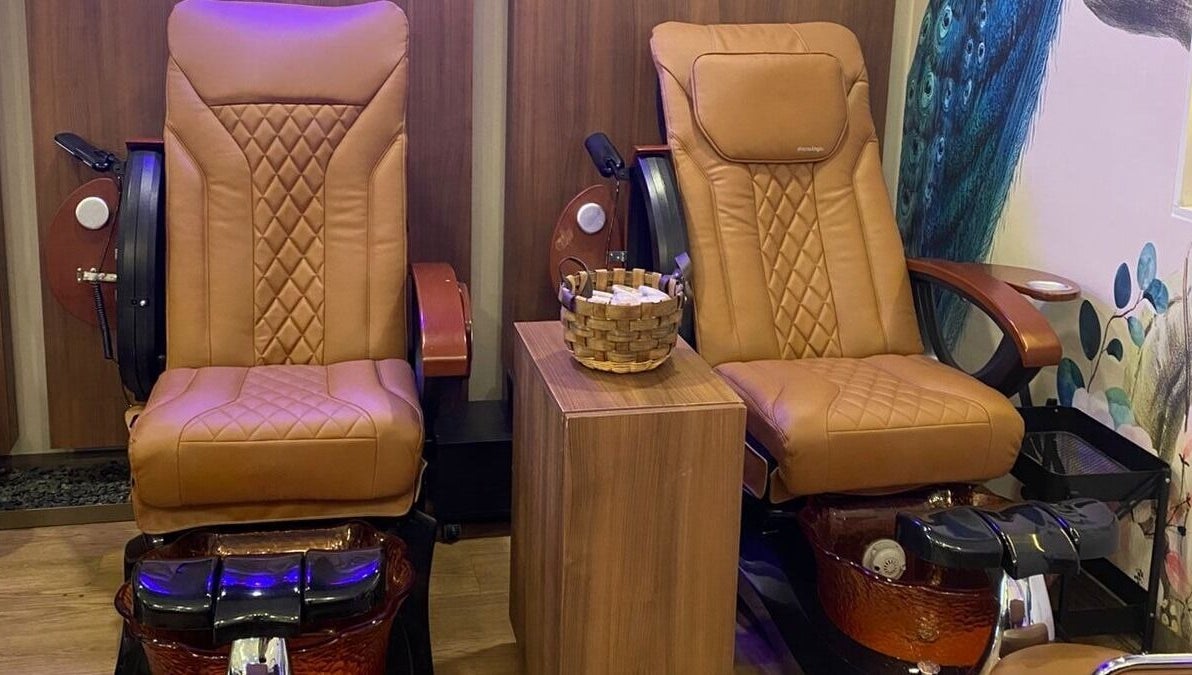 Sillas de pedicura de lujo en Elan86, Tijuana, Baja California, MX, ideales para tratamientos de bienestar.