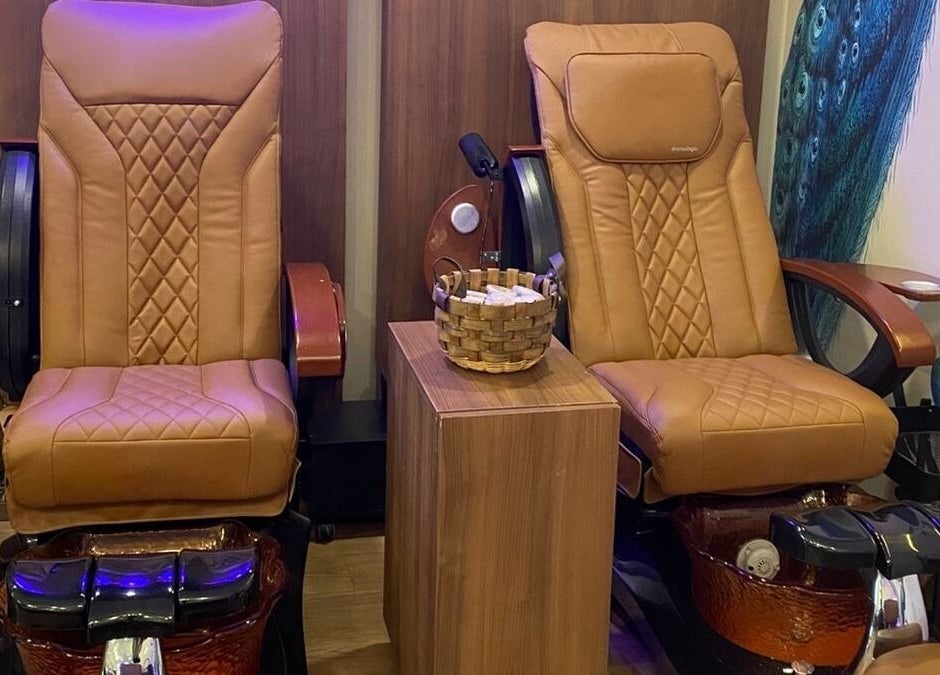 Sillas de pedicura de lujo en Elan86, Tijuana, Baja California, MX, ideales para tratamientos de bienestar.