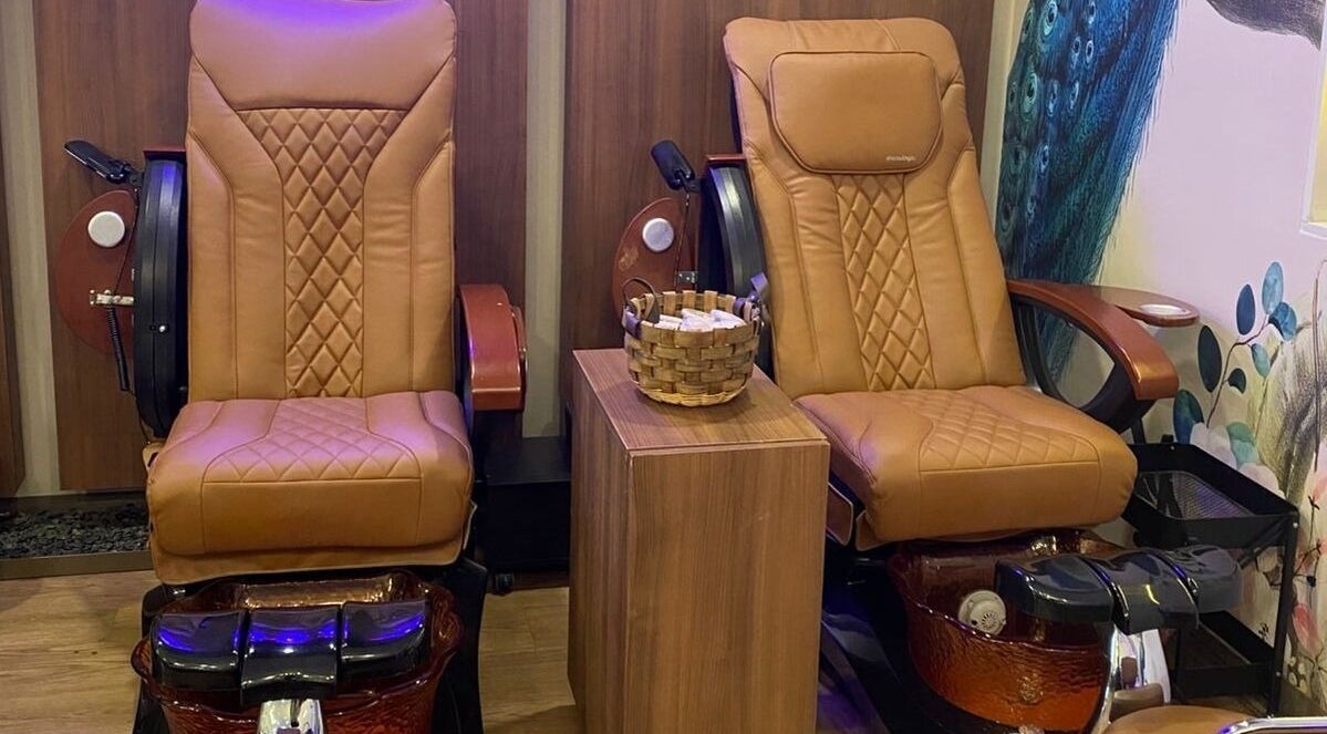 Sillas de pedicura de lujo en Elan86, Tijuana, Baja California, MX, ideales para tratamientos de bienestar.