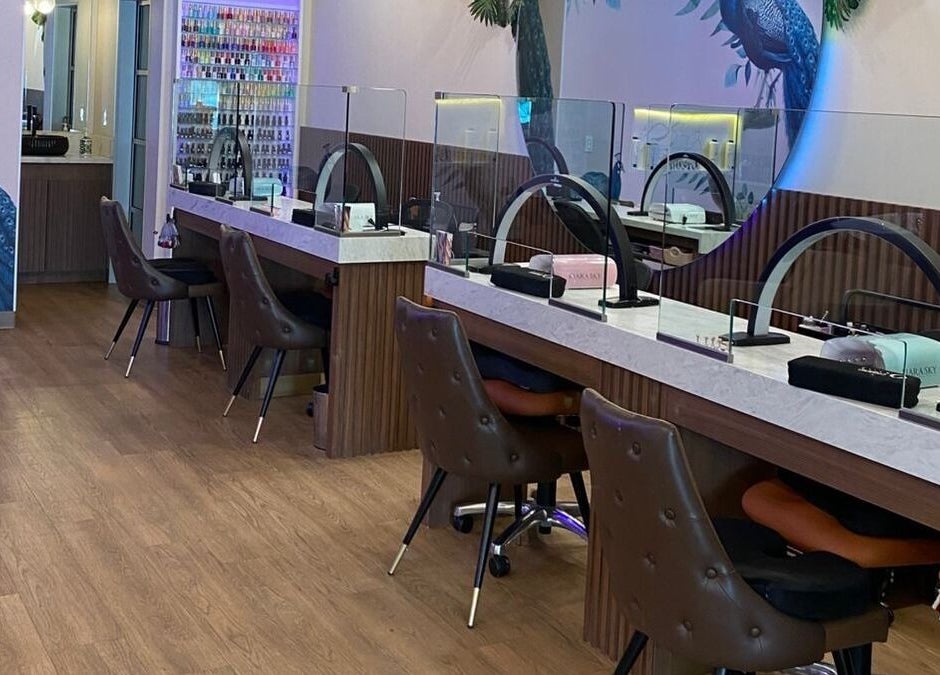 Estaciones de manicura modernas en Elan86, Tijuana, Baja California, MX con decoración de pavos reales.