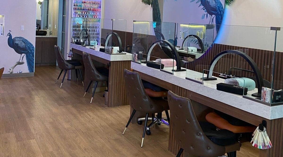 Estaciones de manicura modernas en Elan86, Tijuana, Baja California, MX con decoración de pavos reales.