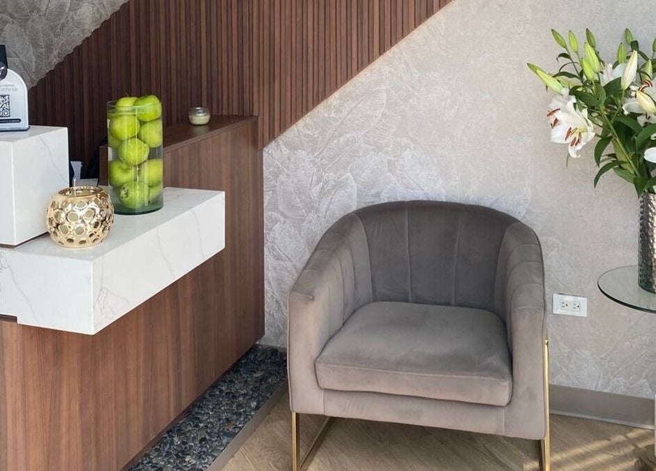 Espacio de recepción en Elan86, Tijuana, Baja California, MX con silla y flores blancas.