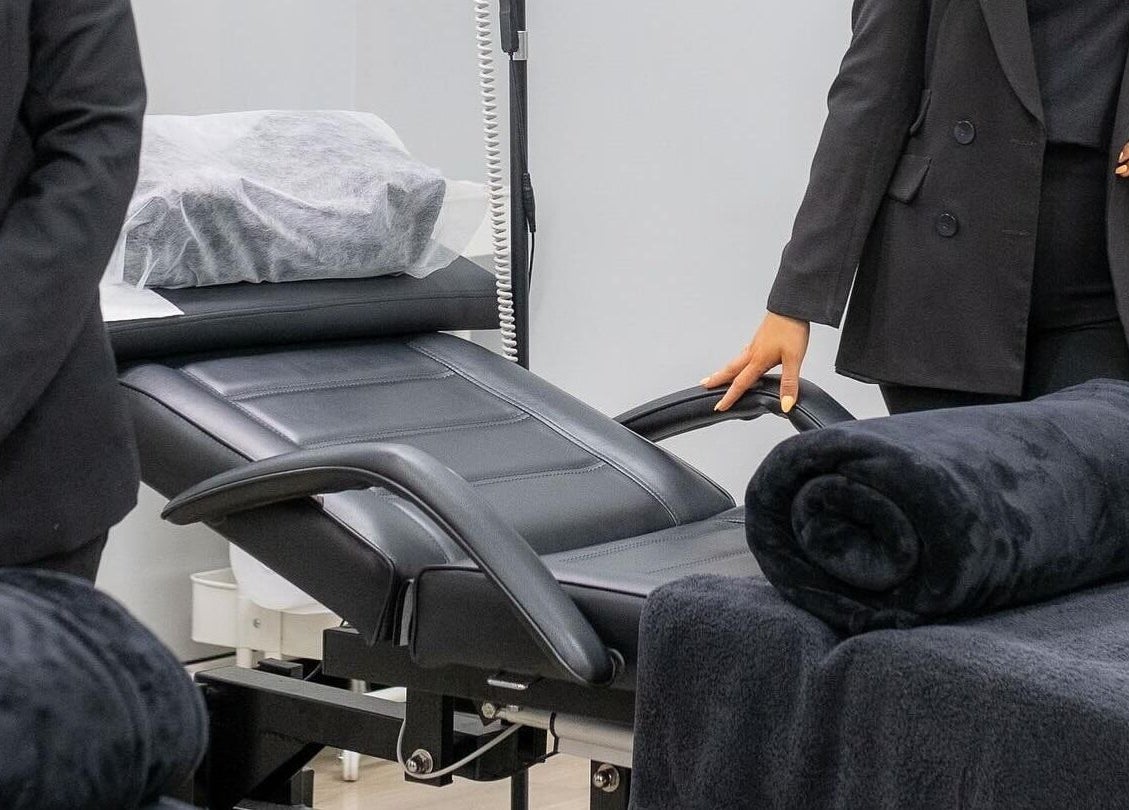 Relaxing treatment room at Lauren Elyse & Co, Woolooware, New South Wales, AU with plush black treatment chairs.