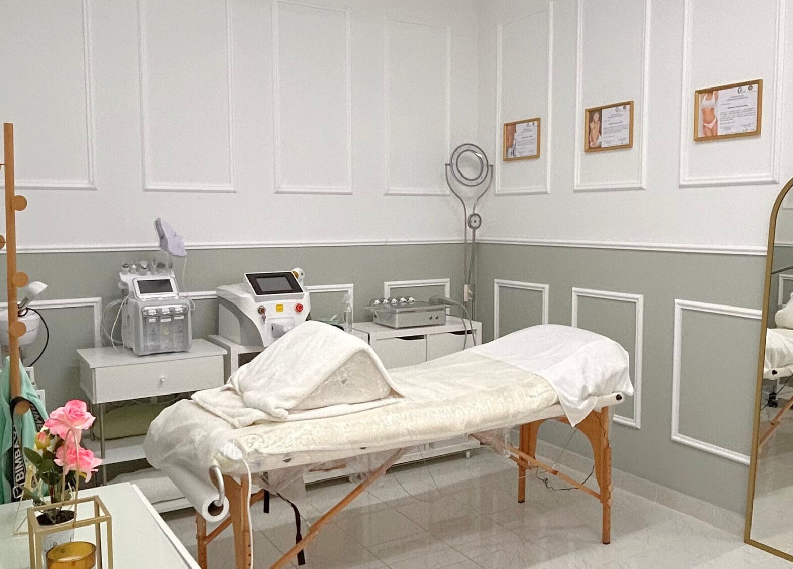 Sala de tratamento elegante em Essence Body, Algueirão-Mem Martins, Lisboa, PT com equipamentos modernos.