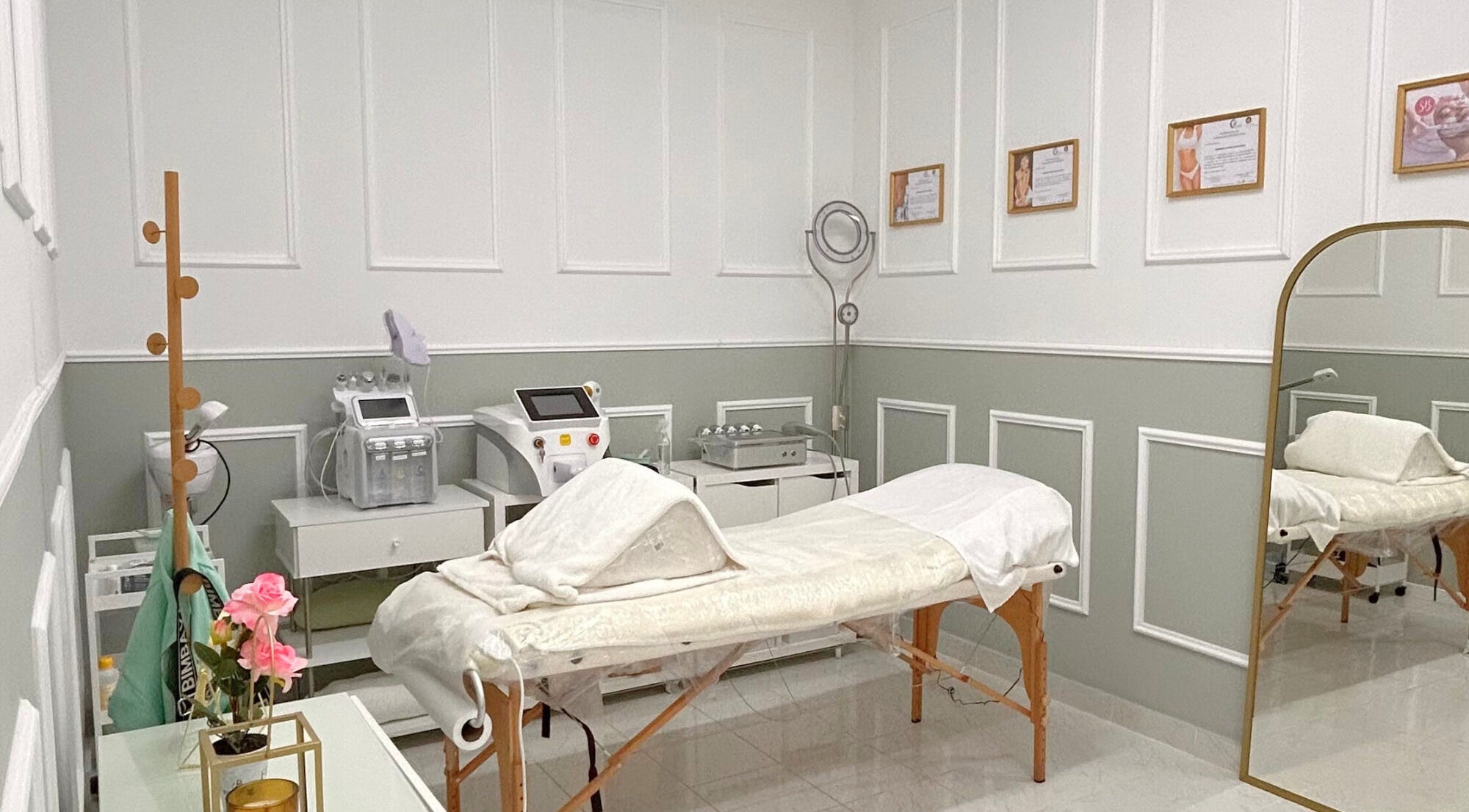 Sala de tratamento elegante em Essence Body, Algueirão-Mem Martins, Lisboa, PT com equipamentos modernos.