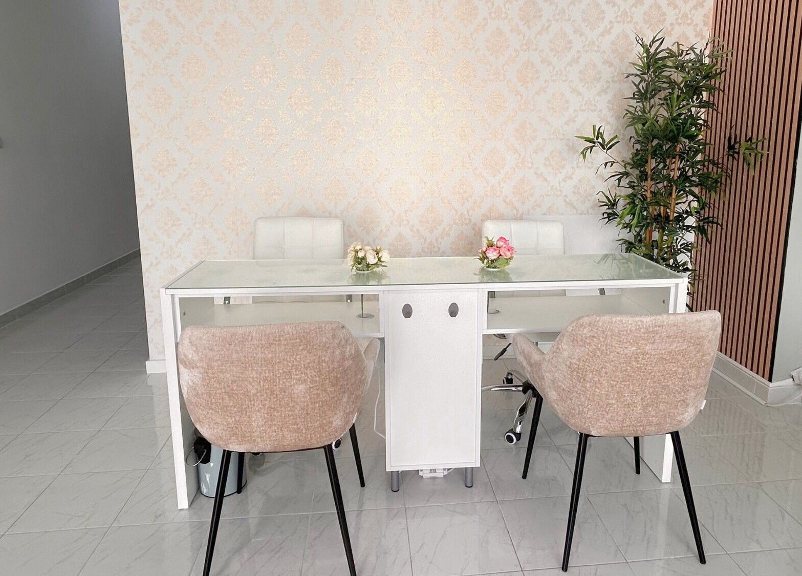 Área de recepção elegante de Essence Body, Algueirão-mem Martins, Lisboa, PT, com decoração acolhedora.