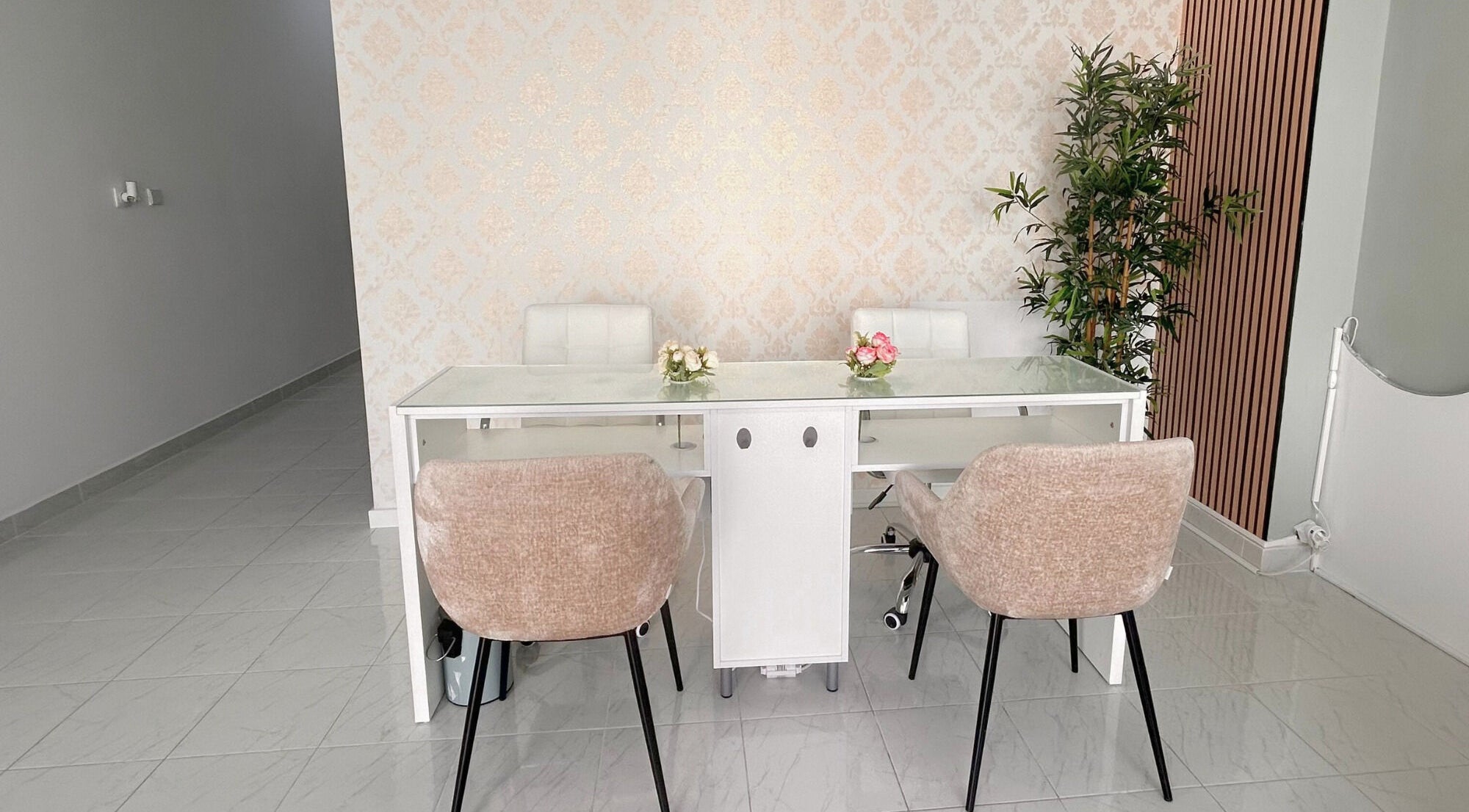 Área de recepção elegante de Essence Body, Algueirão-mem Martins, Lisboa, PT, com decoração acolhedora.