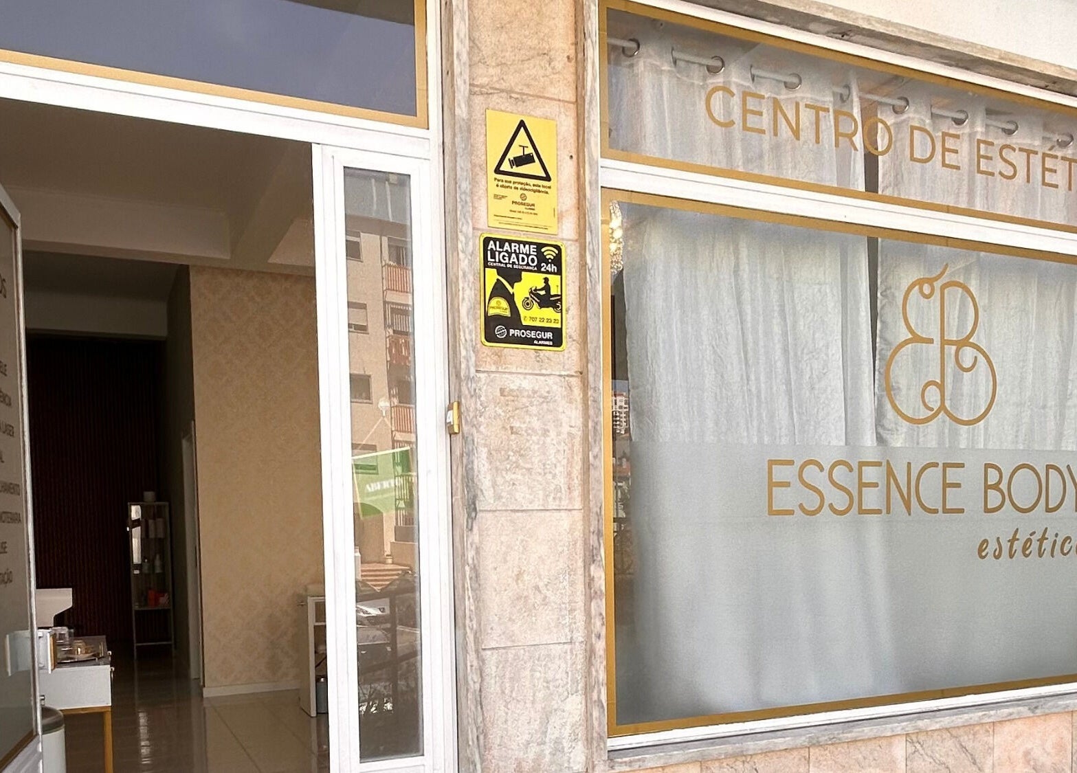 Fachada do Essence Body em Algueirão-Mem Martins, Lisboa, PT. Decoração sofisticada e convidativa.