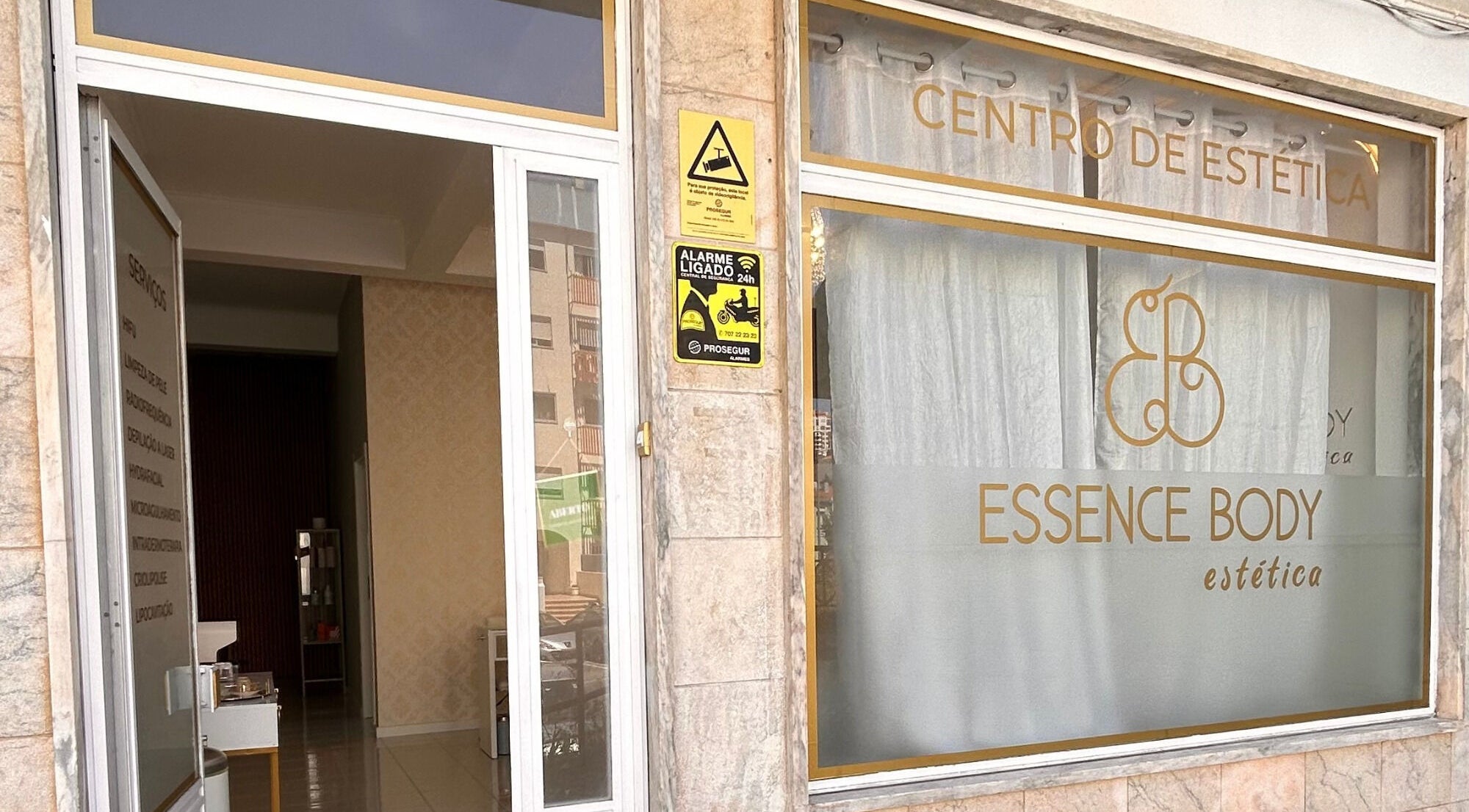 Fachada do Essence Body em Algueirão-Mem Martins, Lisboa, PT. Decoração sofisticada e convidativa.