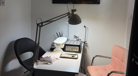 Nail table at Rita’s Nails, Portsmouth, England, GB with tools and a pink chair.