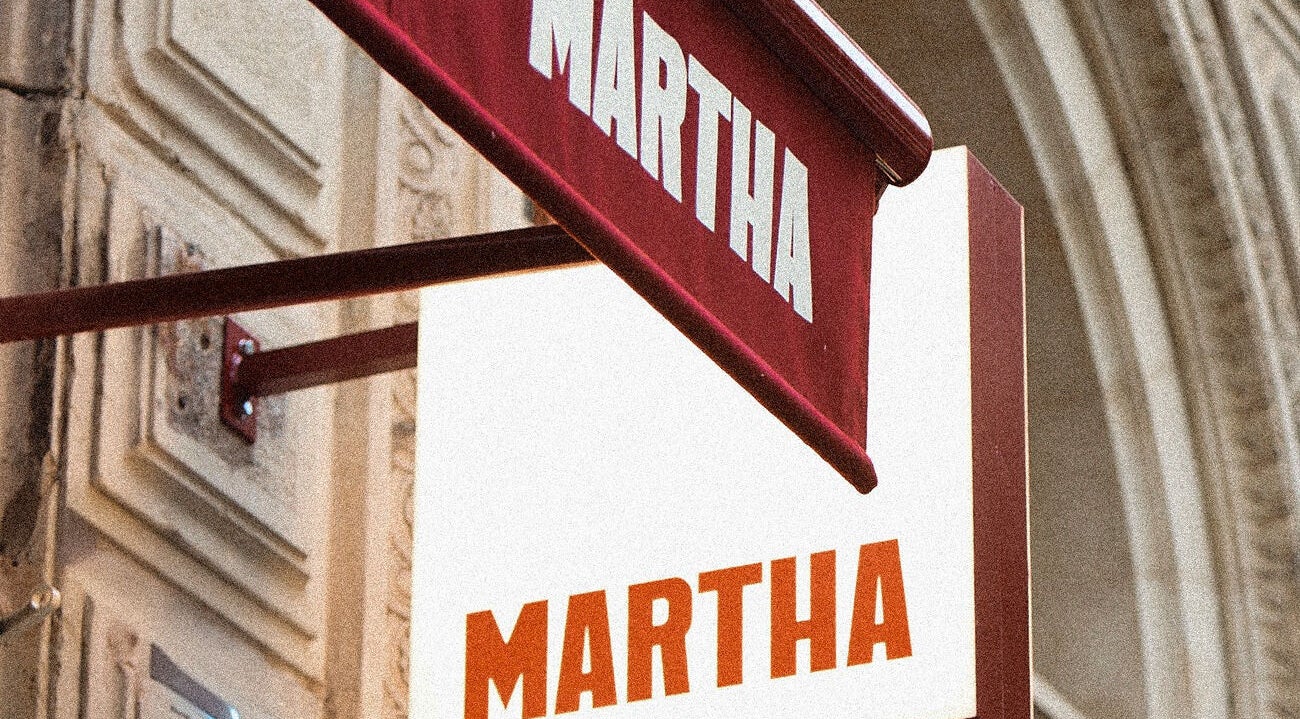 Enseigne de MARTHA - Maison de Coiffeurs à Paris, Île-de-France, FR, sur fond architectural.