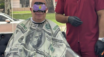 Cliente con capa de billetes en Barberia Soccer Barber Shop, Cali, Valle Del Cauca, CO.