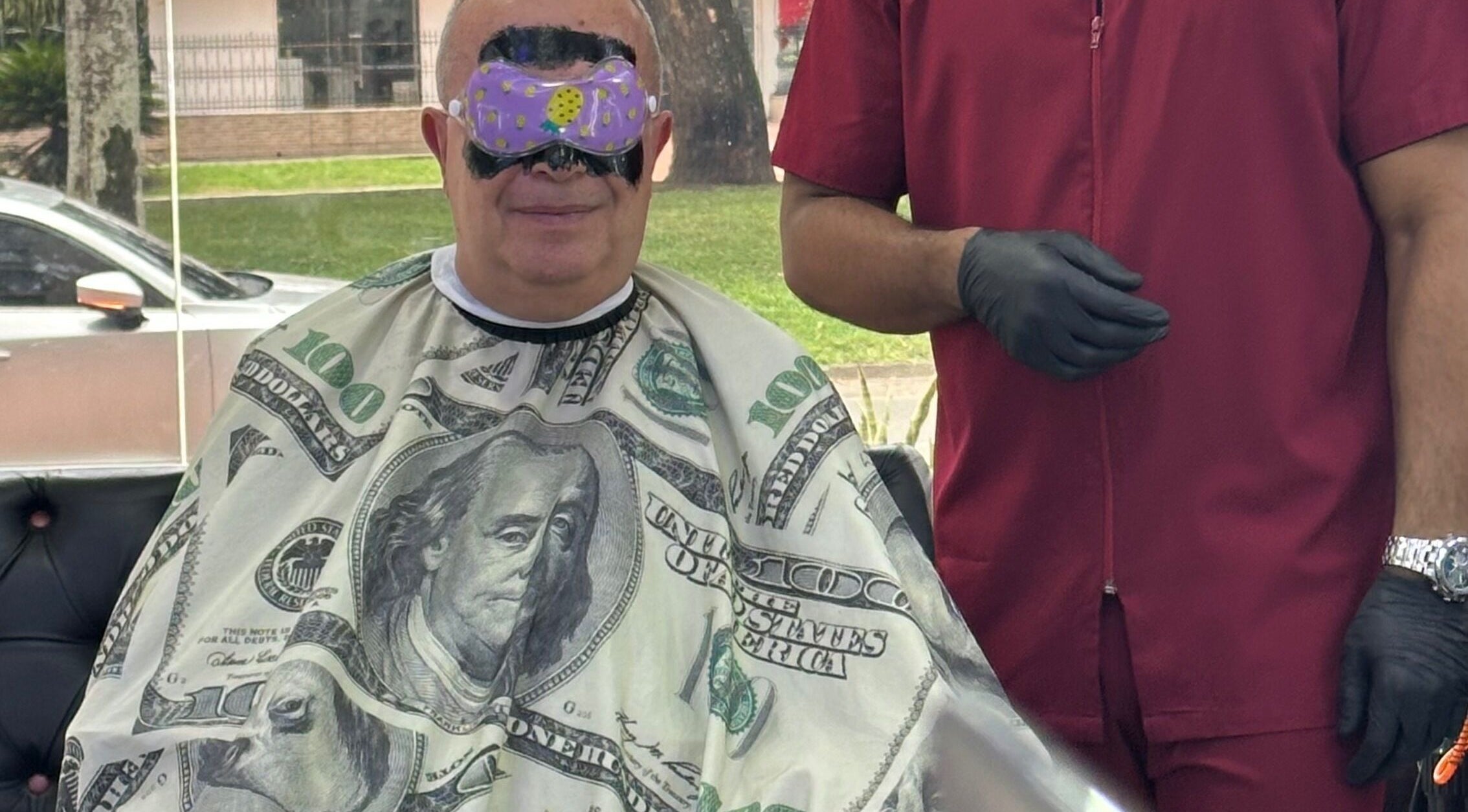 Cliente con capa de billetes en Barberia Soccer Barber Shop, Cali, Valle Del Cauca, CO.