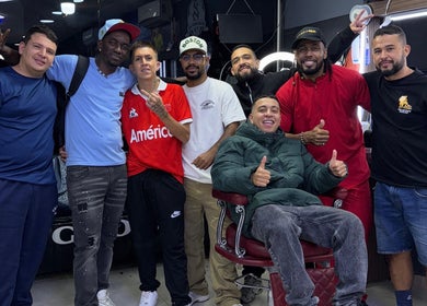 Grupo de amigos felices en Barberia Soccer Barber Shop en Cali, Valle Del Cauca, CO.