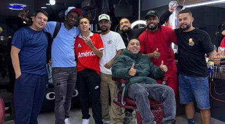 Grupo de amigos felices en Barberia Soccer Barber Shop en Cali, Valle Del Cauca, CO.