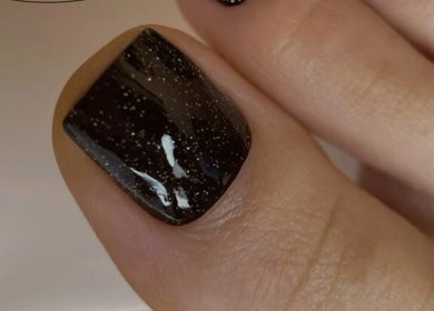 Manucure noire élégante avec paillettes chez Carlos Nails, Laval, Québec, CA