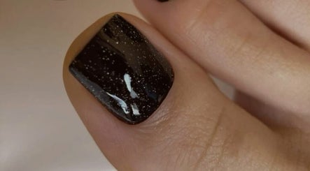 Manucure noire élégante avec paillettes chez Carlos Nails, Laval, Québec, CA