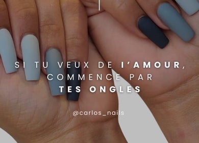 Designs d'ongles bleus et noirs à Carlos Nails, Laval, Québec, CA. Parfait pour toutes occasions.