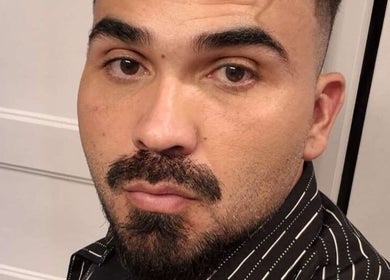 Image d'un homme élégant à Carlos Nails, Laval, Québec, CA, mettant en valeur la beauté moderne.