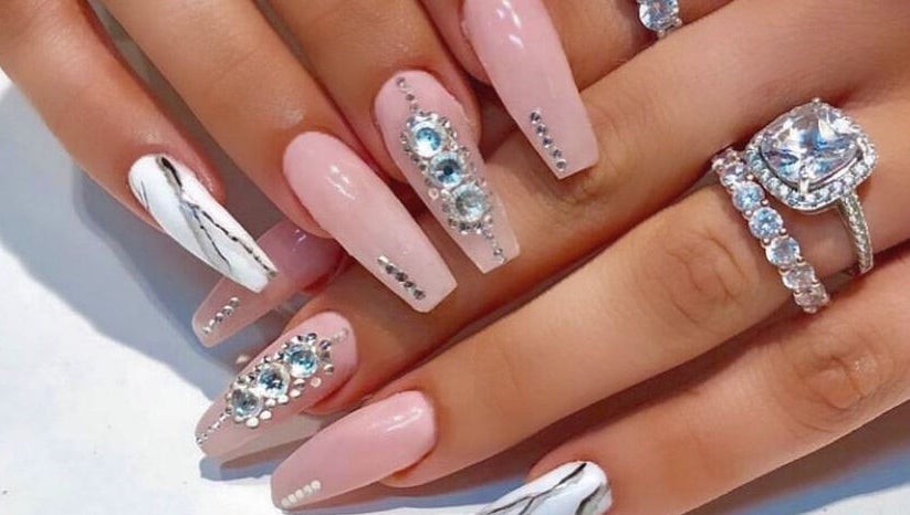 Ongles élégants avec strass chez Carlos Nails à Laval, Québec, CA, montrant des designs sophistiqués et glamour.