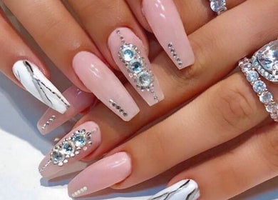 Ongles élégants avec strass chez Carlos Nails à Laval, Québec, CA, montrant des designs sophistiqués et glamour.