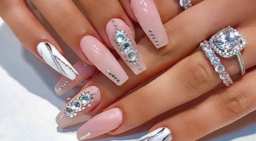 Ongles élégants avec strass chez Carlos Nails à Laval, Québec, CA, montrant des designs sophistiqués et glamour.