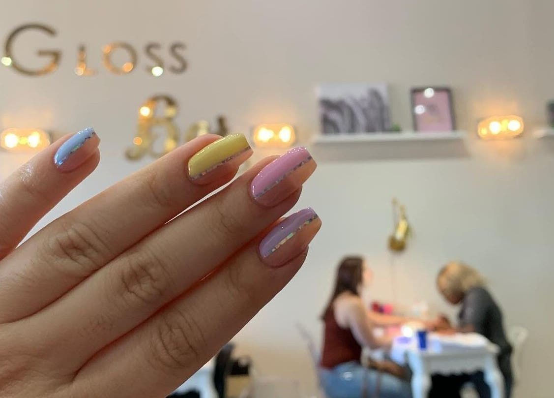 Manucure pastel à Carlos Nails, Laval, Québec, CA, offrant une ambiance élégante et professionnelle.