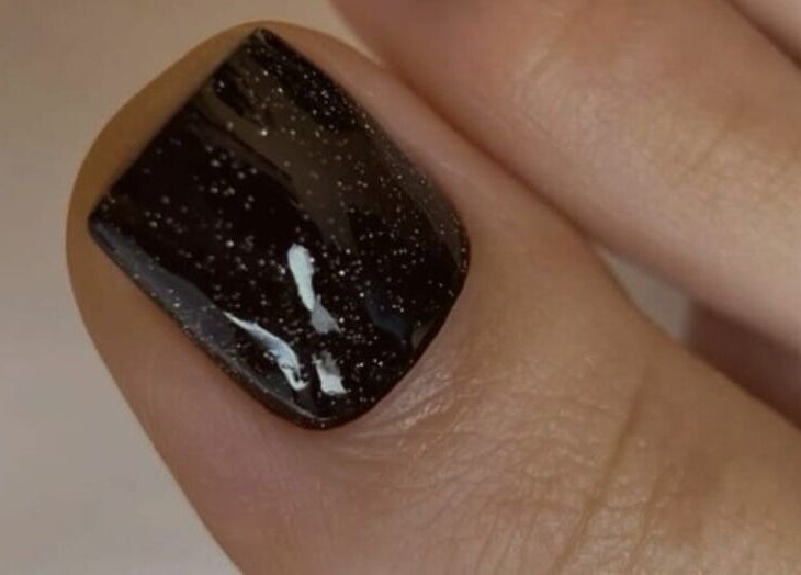 Vernis à ongles noir étincelant chez Carlos Nails à Laval, Québec, CA.