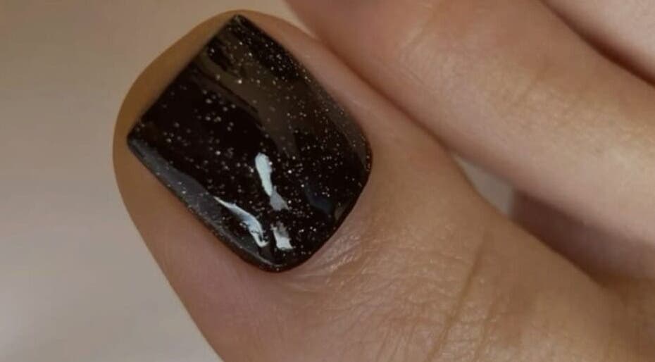 Vernis à ongles noir étincelant chez Carlos Nails à Laval, Québec, CA.