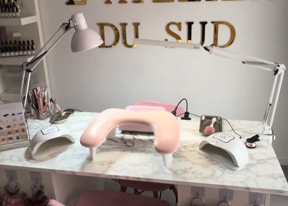 Table de manucure moderne à L'atelier Du Sud By Steph, Puget-sur-argens, Provence-alpes-côte D'azur, FR.