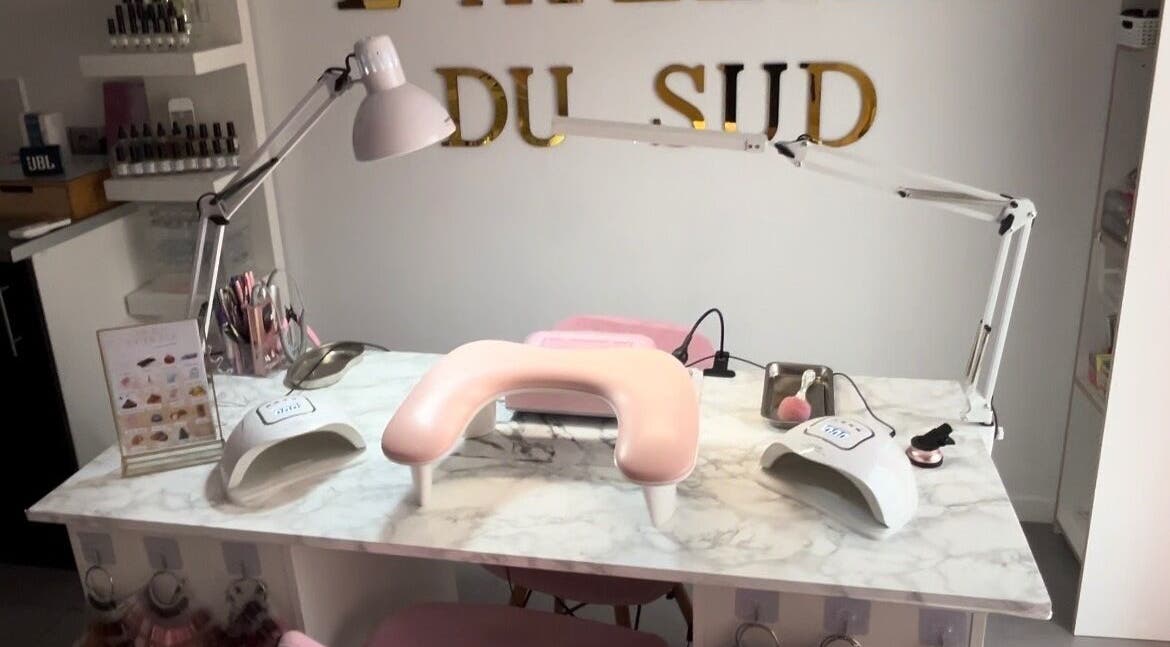 Table de manucure moderne à L'atelier Du Sud By Steph, Puget-sur-argens, Provence-alpes-côte D'azur, FR.