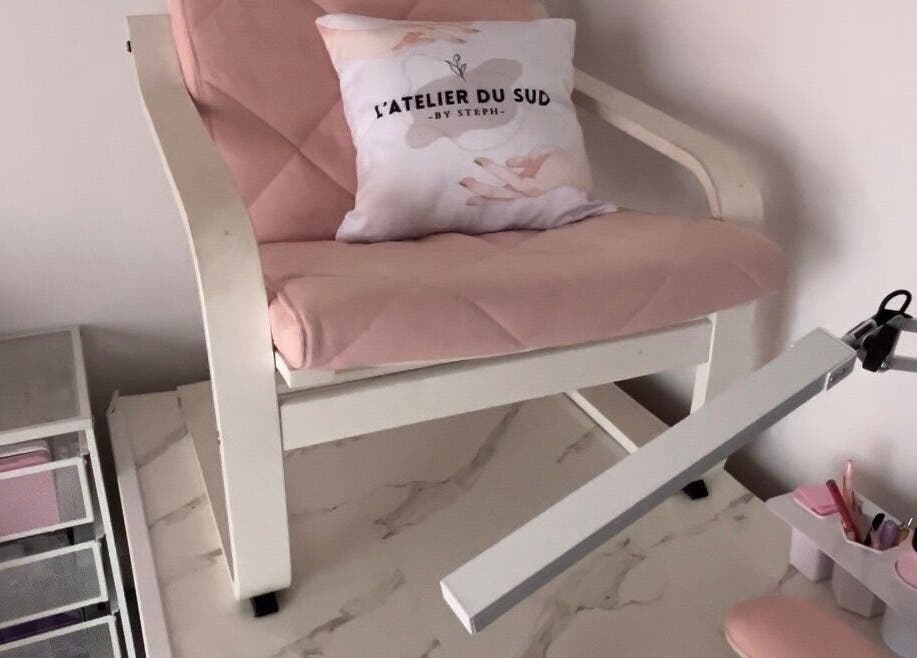 Chaise rose élégante au L’atelier Du Sud By Steph, Puget-sur-argens, Provence-alpes-côte D'azur, FR.