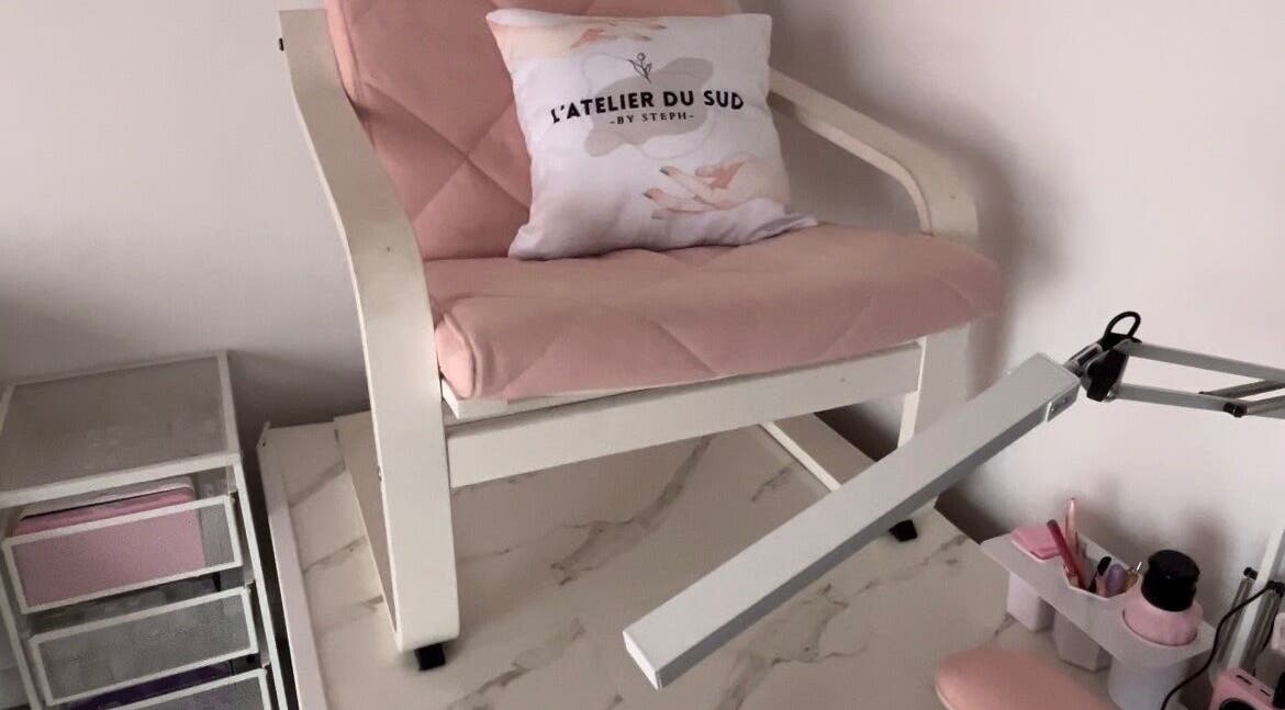 Chaise rose élégante au L’atelier Du Sud By Steph, Puget-sur-argens, Provence-alpes-côte D'azur, FR.