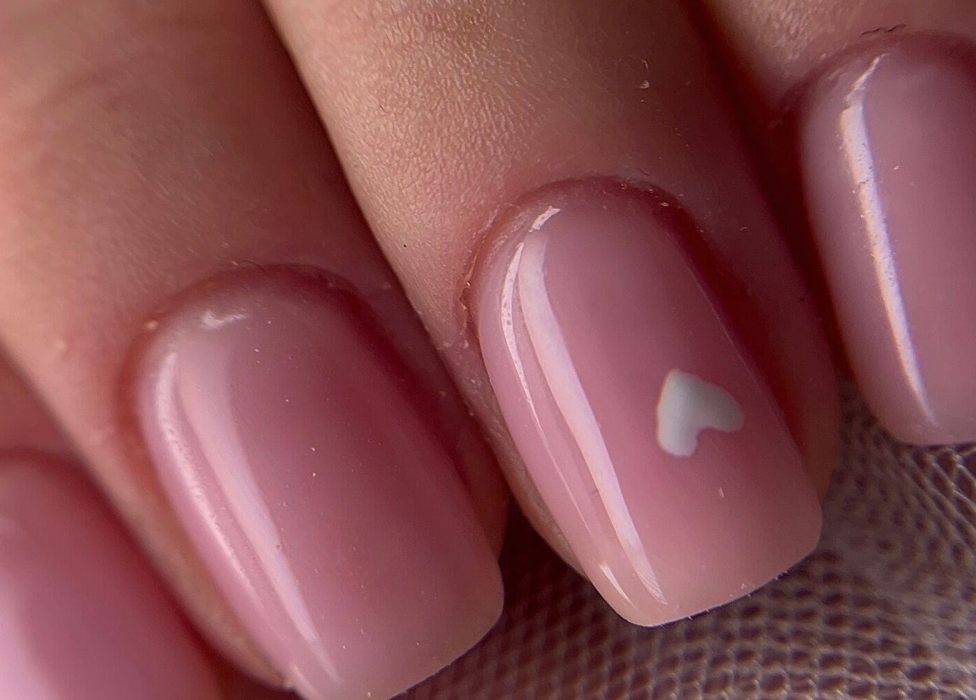 Manucure avec petit cœur blanc à L’atelier Du Sud By Steph, Puget-sur-argens, Provence-alpes-côte D'azur, FR.