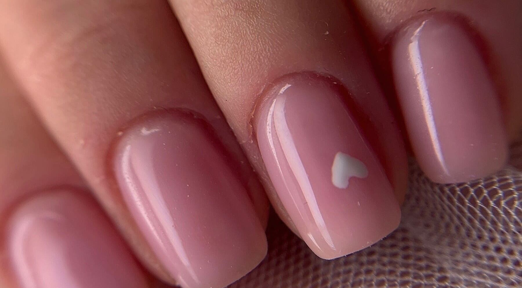 Manucure avec petit cœur blanc à L’atelier Du Sud By Steph, Puget-sur-argens, Provence-alpes-côte D'azur, FR.