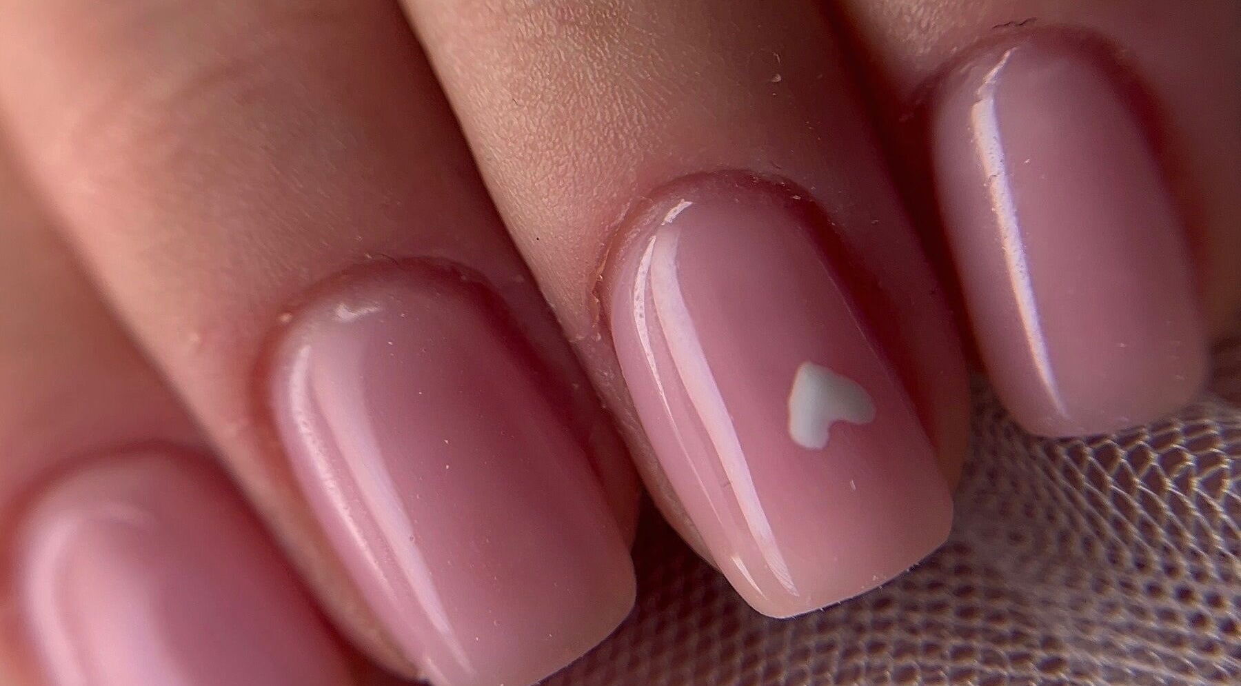 Manucure avec petit cœur blanc à L’atelier Du Sud By Steph, Puget-sur-argens, Provence-alpes-côte D'azur, FR.