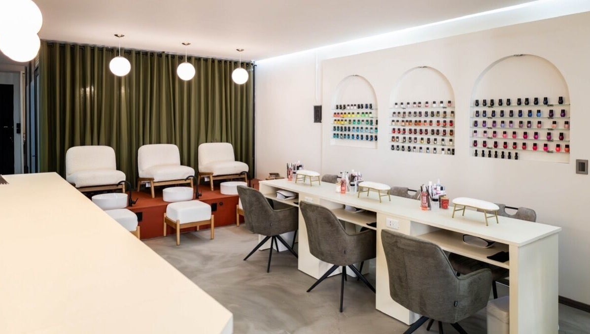 Área de manicura en Momo Beauty Lab, Ciudad De México, con sillas cómodas y amplia gama de esmaltes.