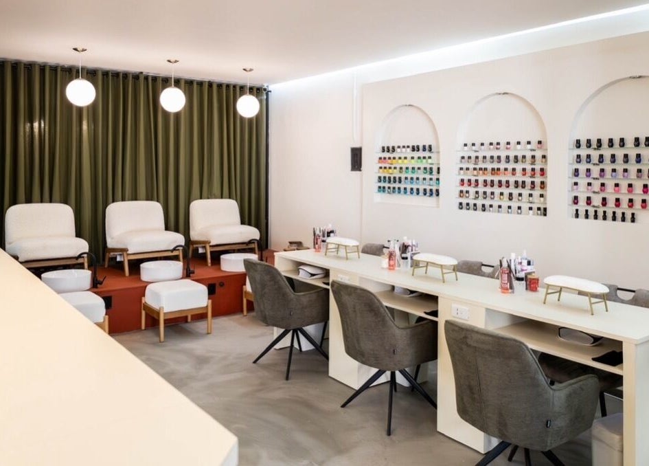 Área de manicura en Momo Beauty Lab, Ciudad De México, con sillas cómodas y amplia gama de esmaltes.
