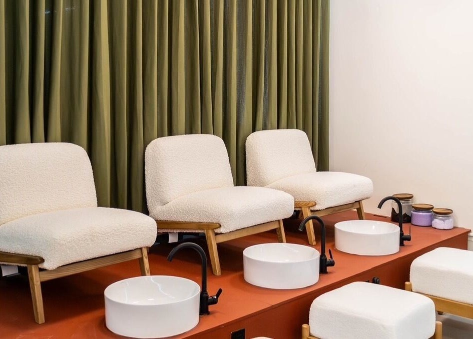 Sillas de spa en Momo Beauty Lab, Ciudad De México, MX, preparadas para tratamientos de pedicura.