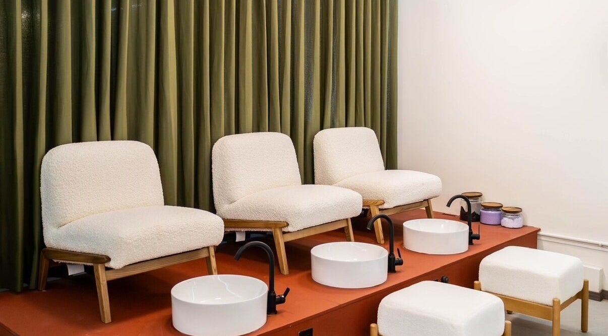 Sillas de spa en Momo Beauty Lab, Ciudad De México, MX, preparadas para tratamientos de pedicura.