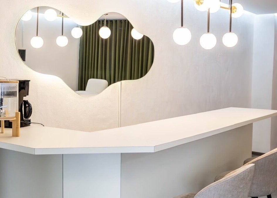 Recepción con espejo moderno en Momo Beauty Lab, Ciudad De México, Ciudad De México, MX.