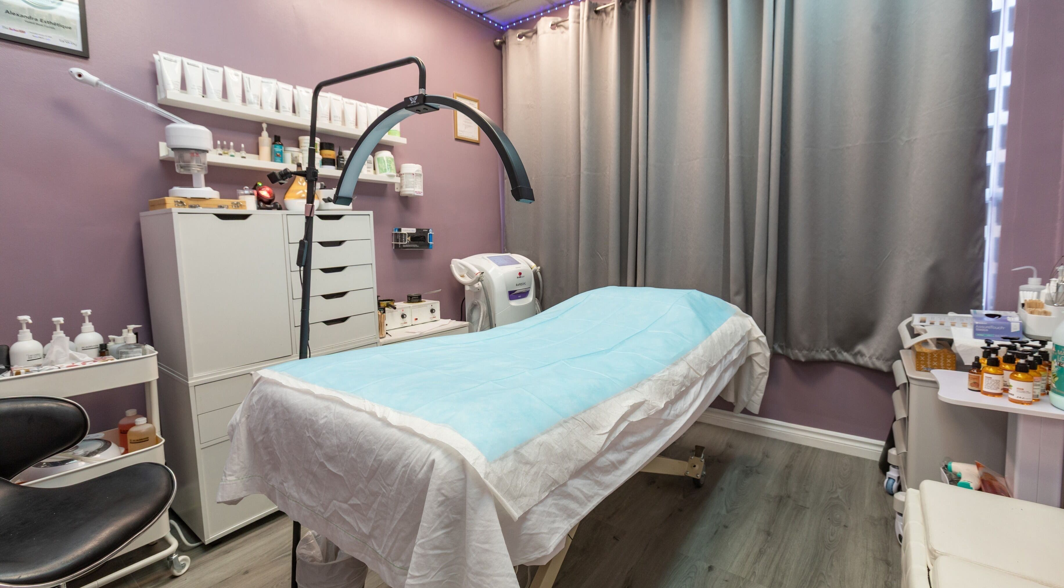 Calm treatment room at Alexandra Esthetique in Montréal west, Québec, CA, featuring modern equipment and products.