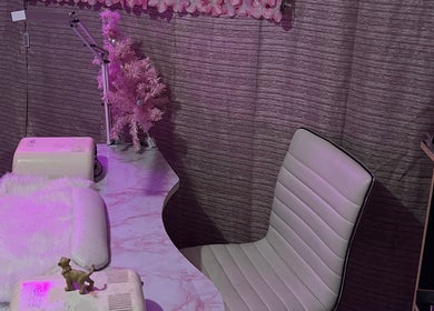 Elegant nail station with plush seating at Wisdom Estética, Caledonia, Ontario, CA.