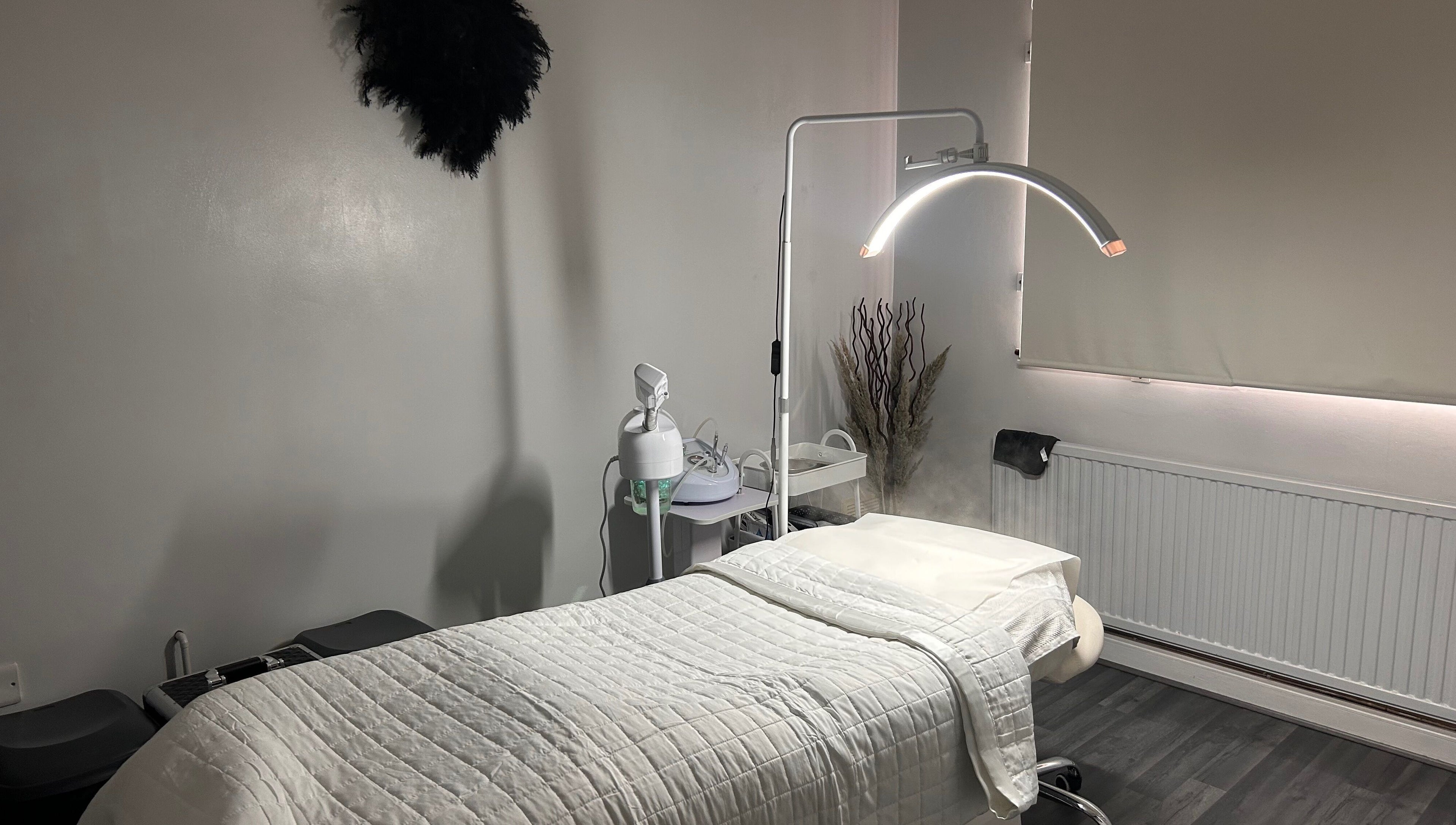 A serene treatment room at Sculpt & Define Studio in Pencader, Wales, GB, featuring a cozy therapy bed.