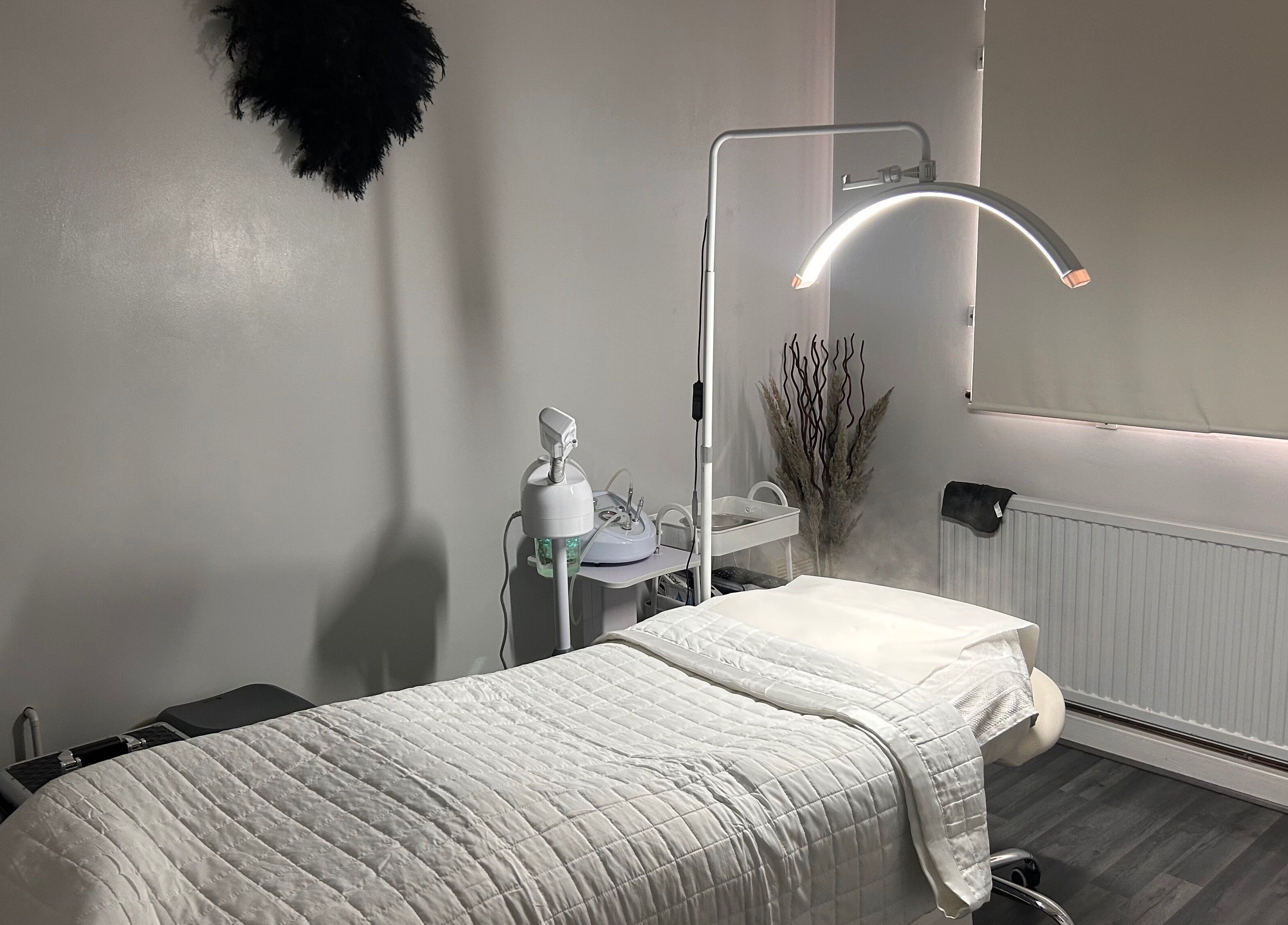 A serene treatment room at Sculpt & Define Studio in Pencader, Wales, GB, featuring a cozy therapy bed.