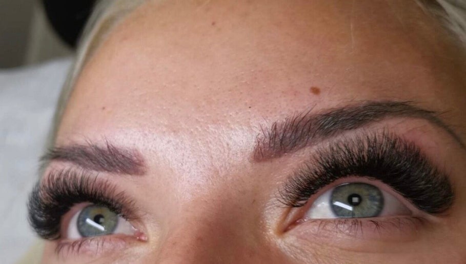 Aura.brows_lashes image 1